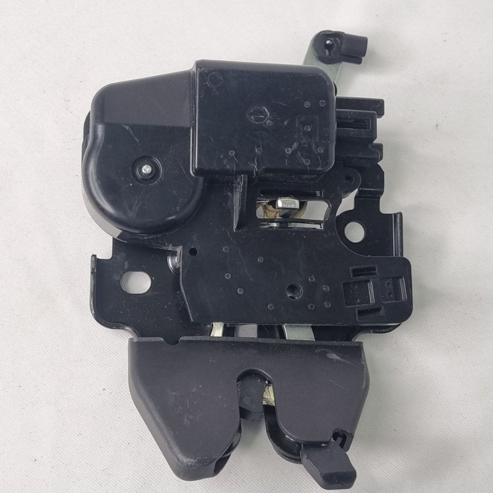 Fechadura Tampa Traseira Nissan Versa 2016/2020 Usado