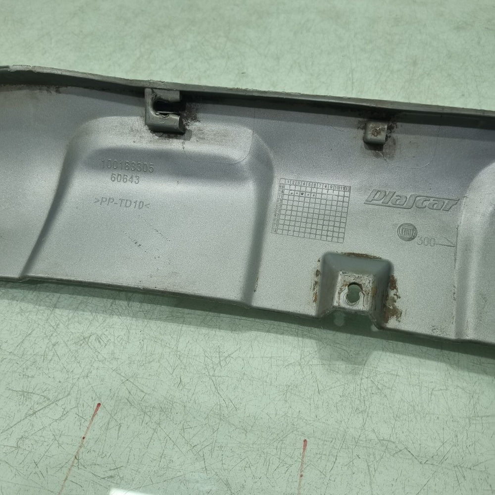 Aplique Parabrisa Fiat Uno Way 2011/2014 Usado