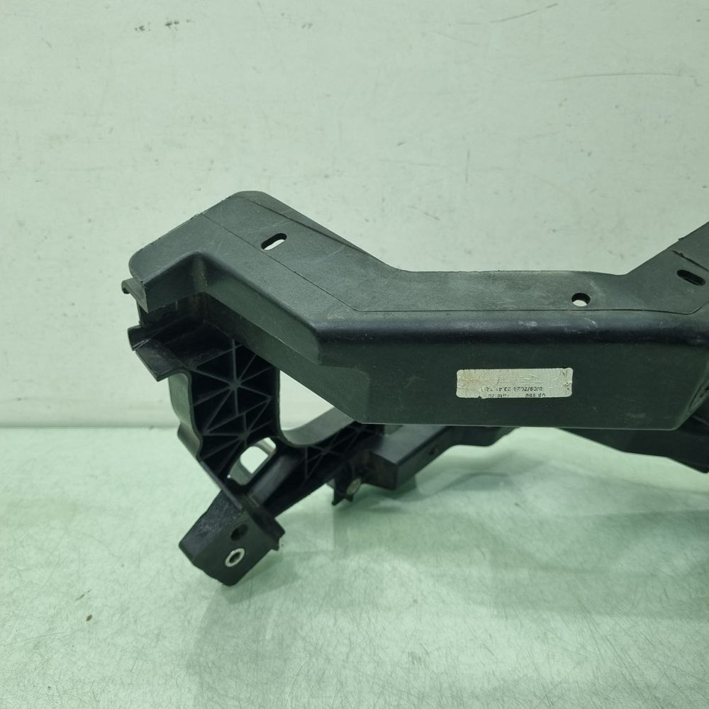 Suporte Farol Inf Esq GM Tono 2016/2024 Usado