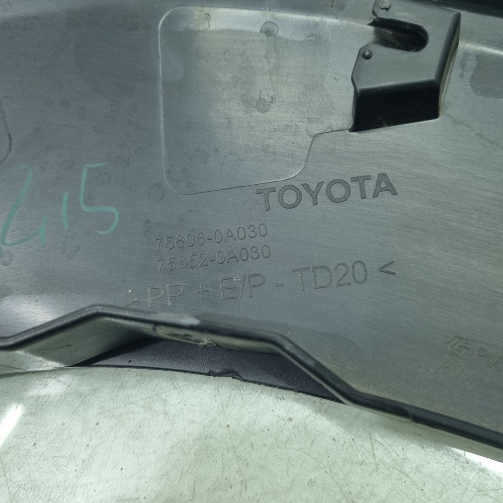 Moldura Lateral Tras Esq Toyota Corolla Cross Usado