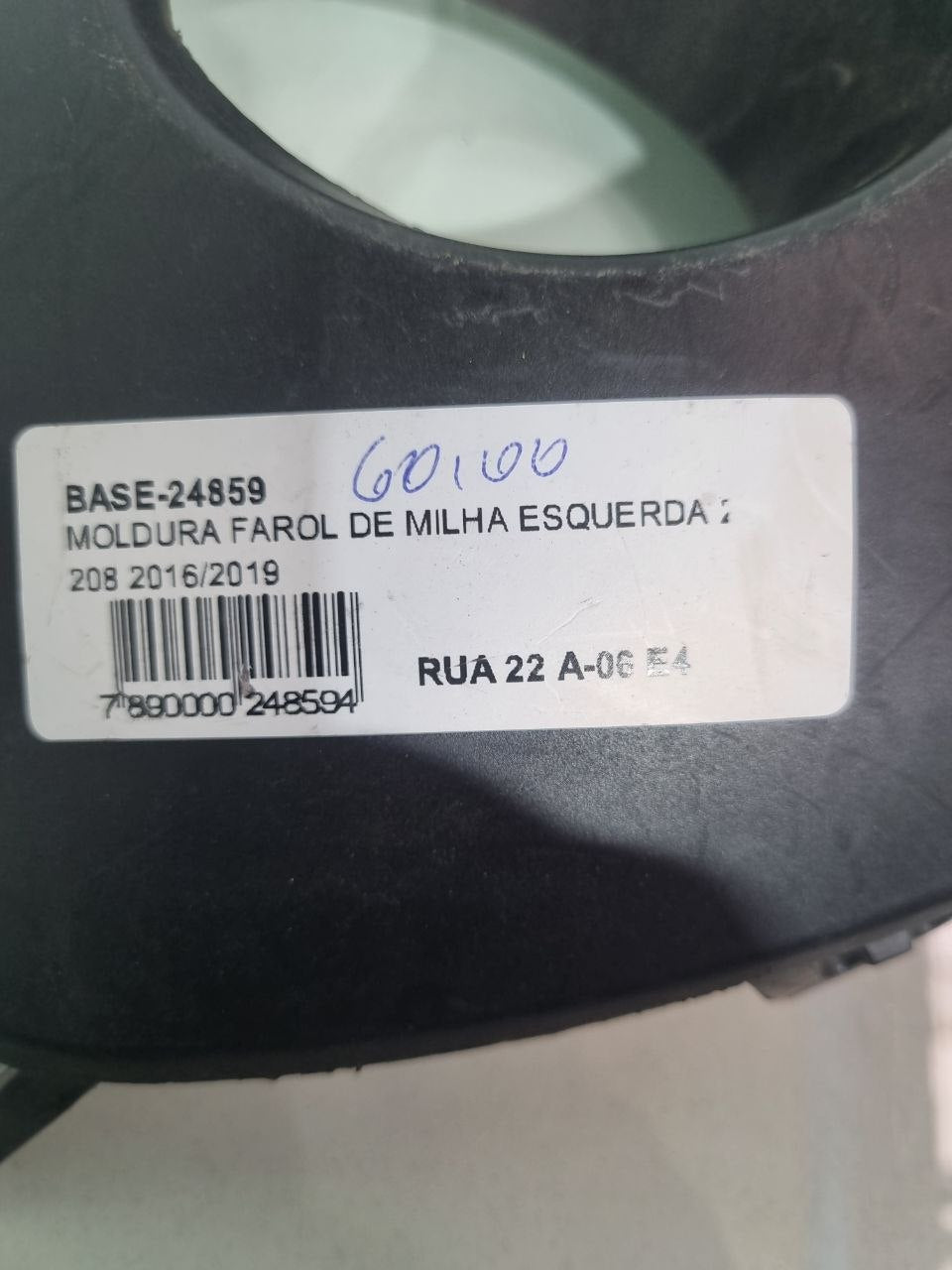 Moldura Farol de Milha Esquerda Peugeot 208 2016/2019 Usado