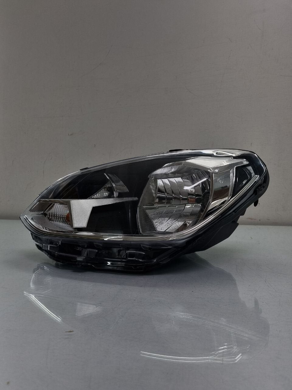 Farol Esquerdo VW UP 2017/2021 C/Masc Negra Canhão Cromado