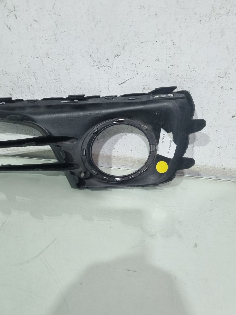 Moldura Farol de Milha Esquerda VW Fox 2015/2020 Usado