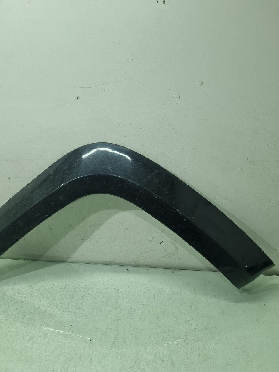 Moldura Paralama Traseiro Esquerdo Volkswagen Amarok 2010/2022 Usado