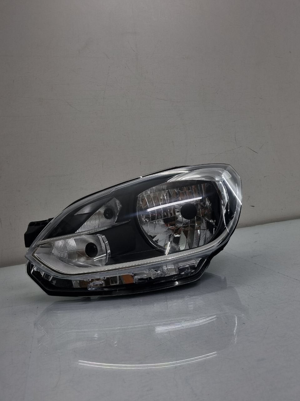 Farol Esquerdo VW UP 2014/2017  C/Masc Negra C/ Friso