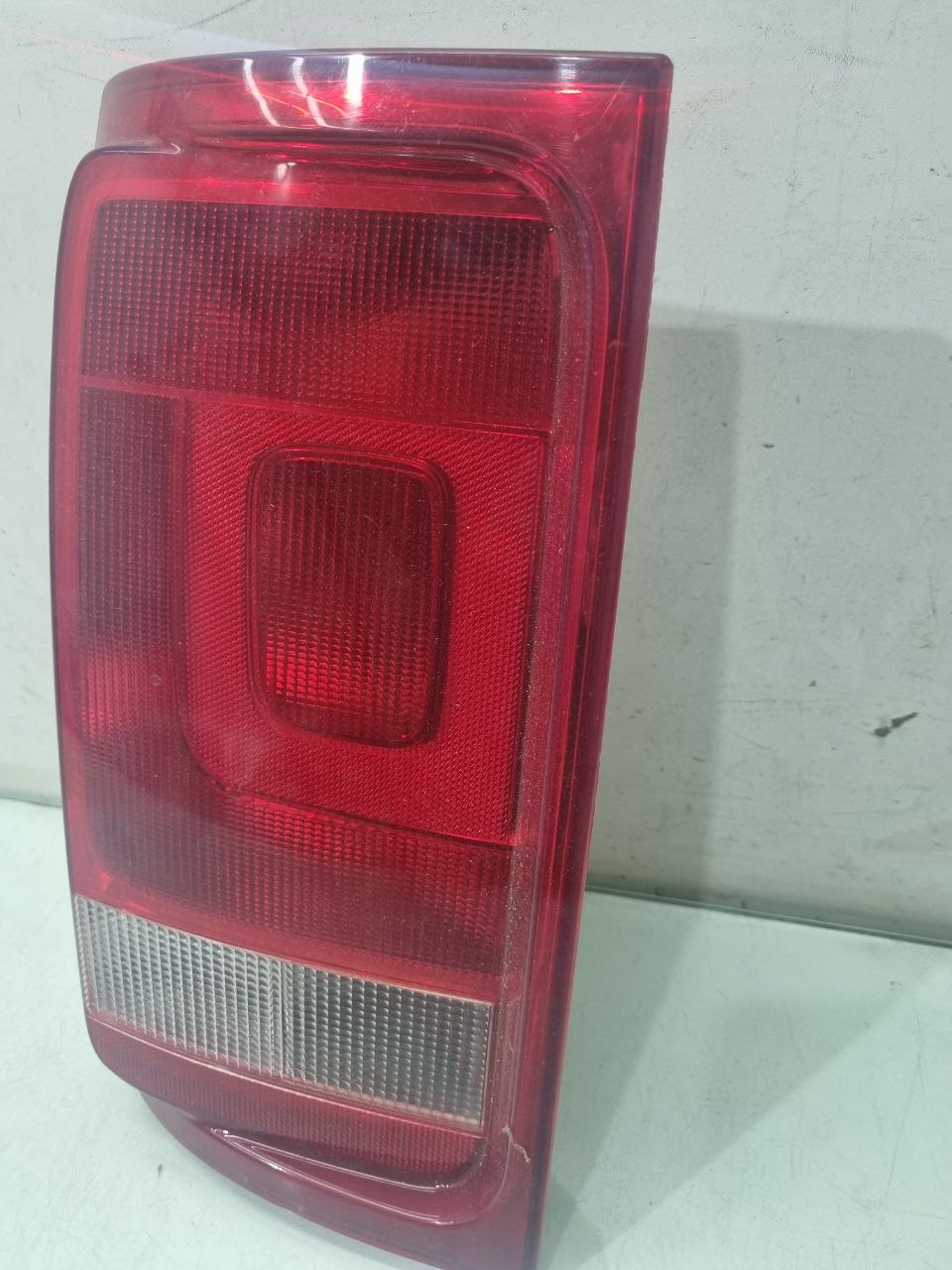 Lanterna Traseira Esquerda VW Amarok 2010/2021 Usada