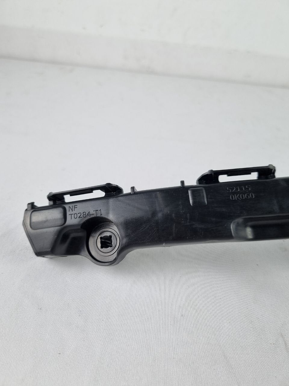 Suporte Guia Para-choque Tras Dir Toyota Hilux 2016/2023