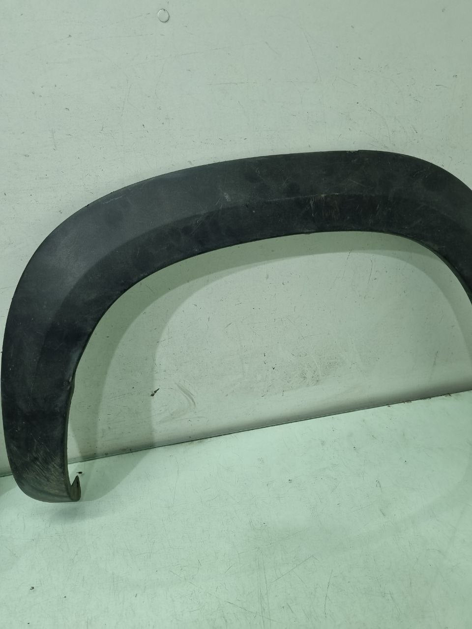Moldura Passagem de Roda Traseira Esquerda Renault Kwid 2017/2024 Usado