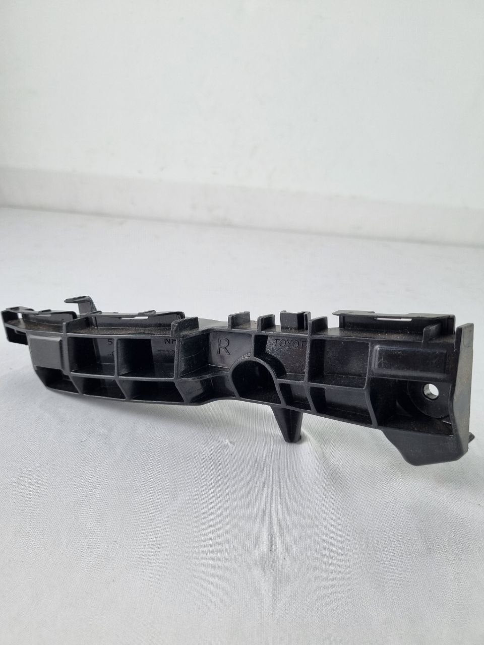 Suporte Guia Para-choque Diant Dir Toyota Hilux SW4 2012/2015