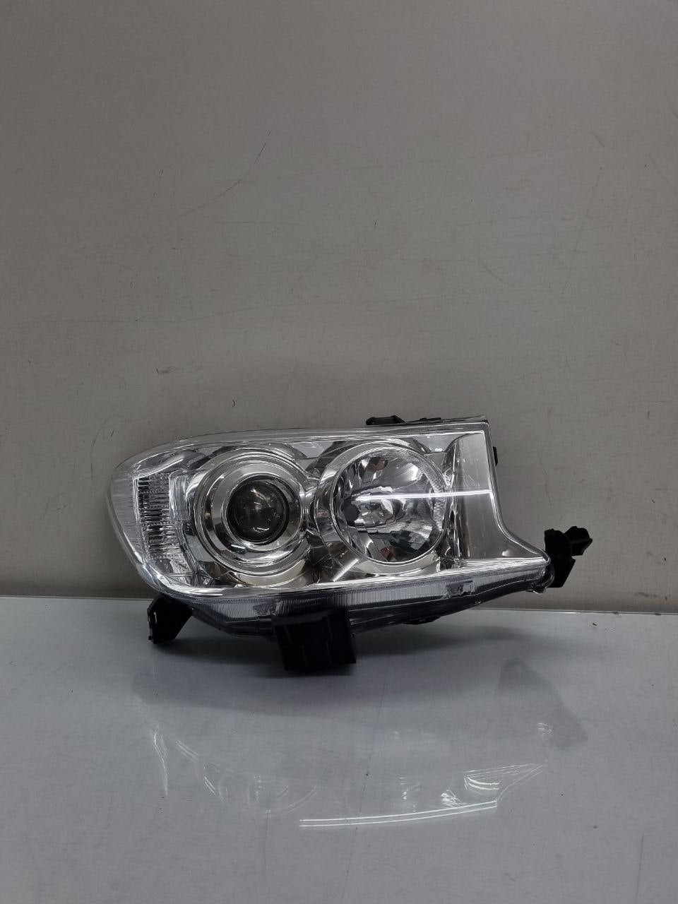 FAROL DIREITO HILUX SW4 2009/ 2011 TYC