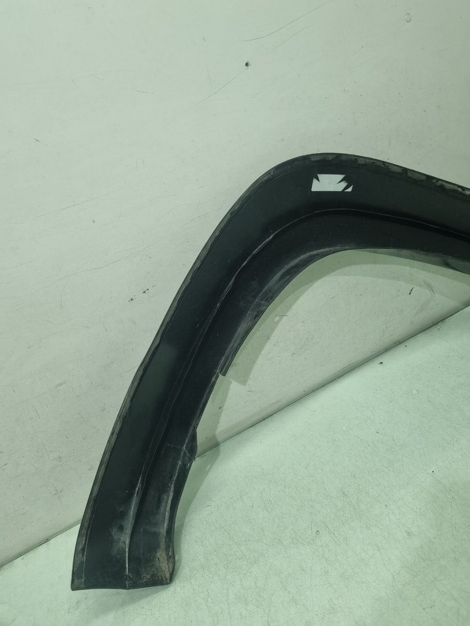 Moldura Paralama Traseiro Esquerdo Volkswagen Amarok 2010/2022 Usado