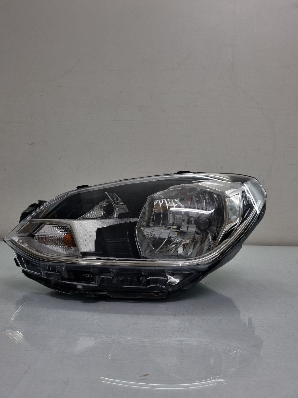Farol Esquerdo VW UP 2017/2021 C/Masc Negra Canhão Cromado
