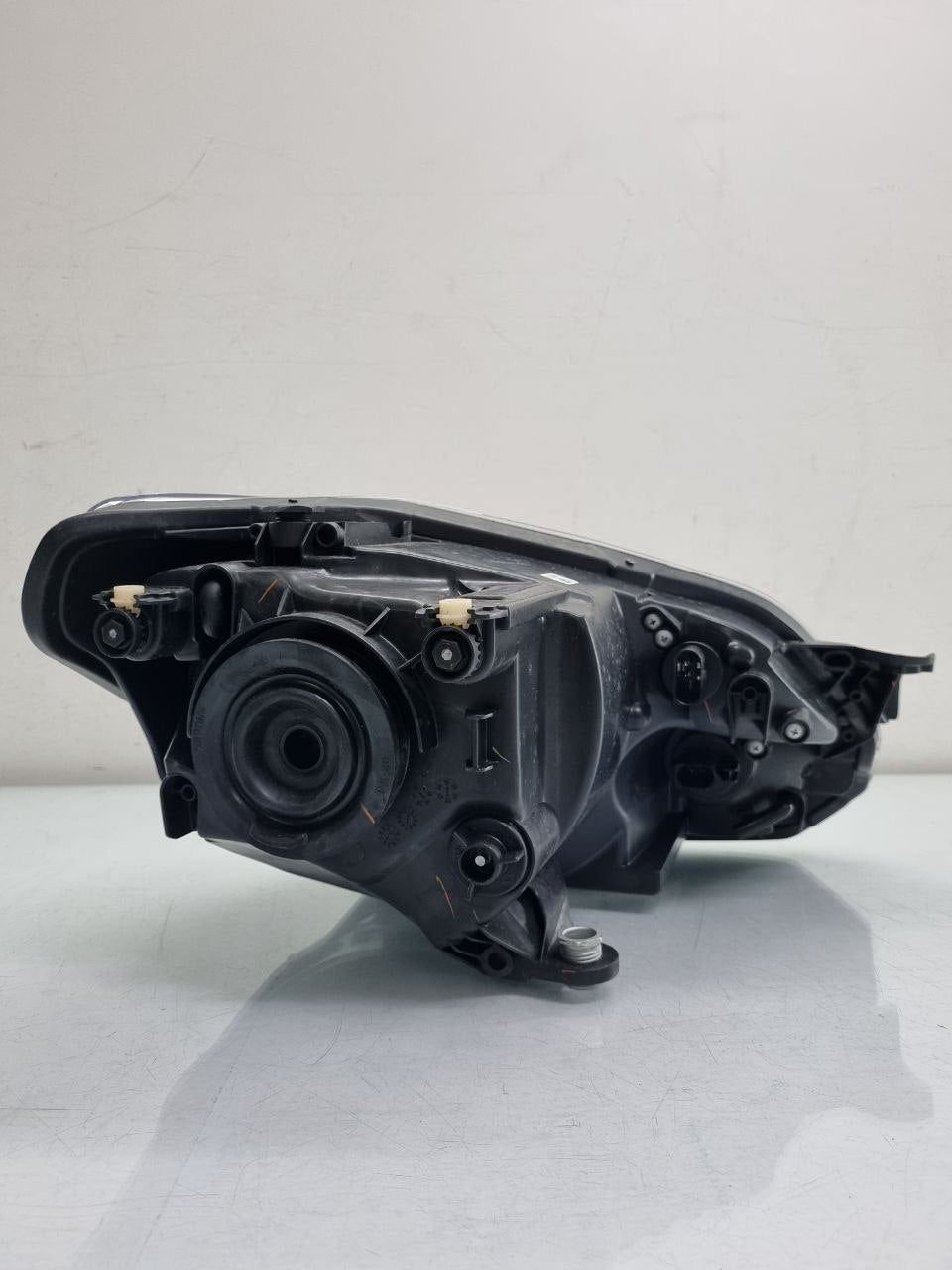 Farol Esquerdo VW UP 2014/2017  C/Masc Negra C/ Friso