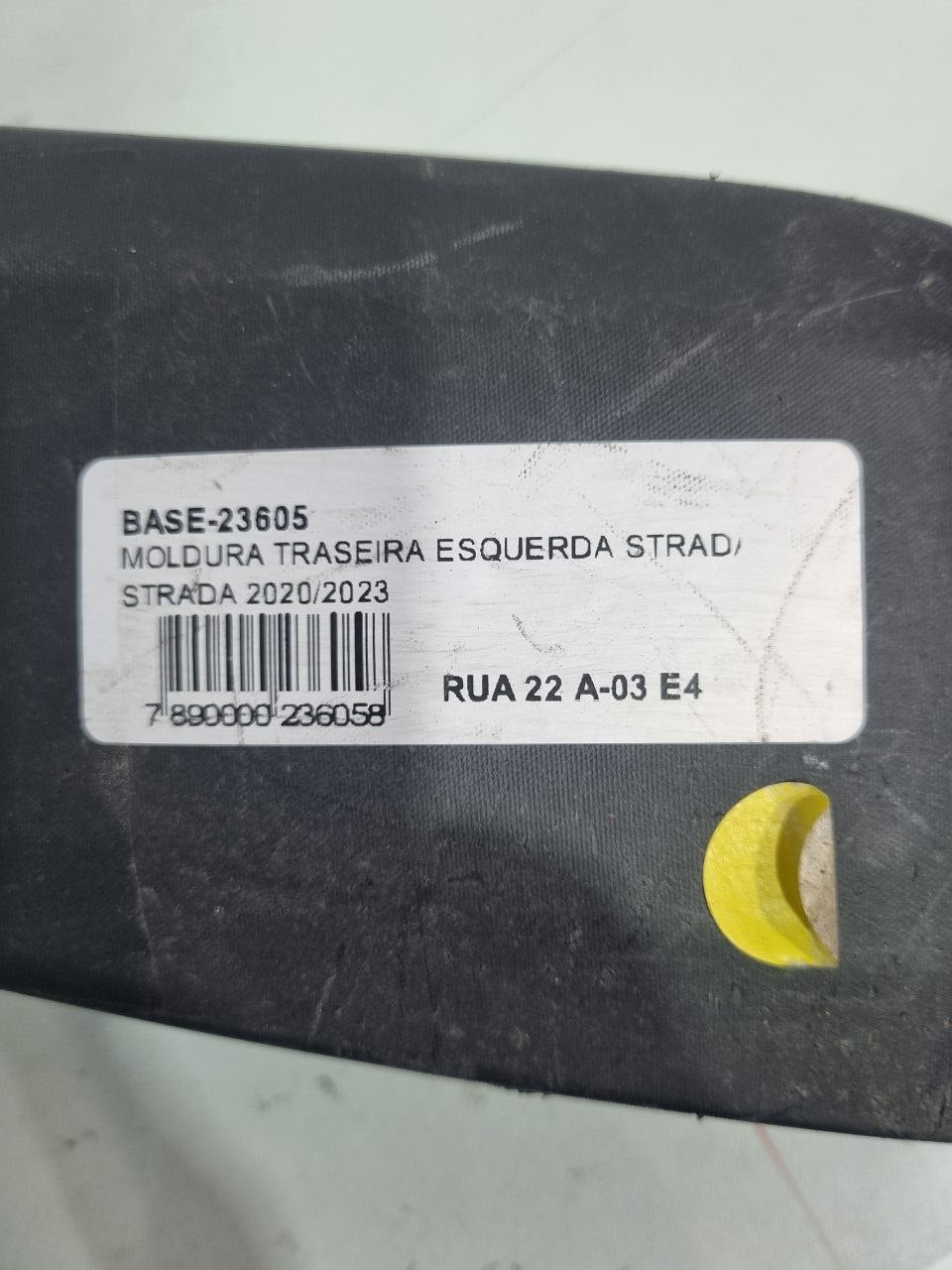 Moldura Passarueda Traseira Esquerda Fiat Strada 2020/2023 Usada
