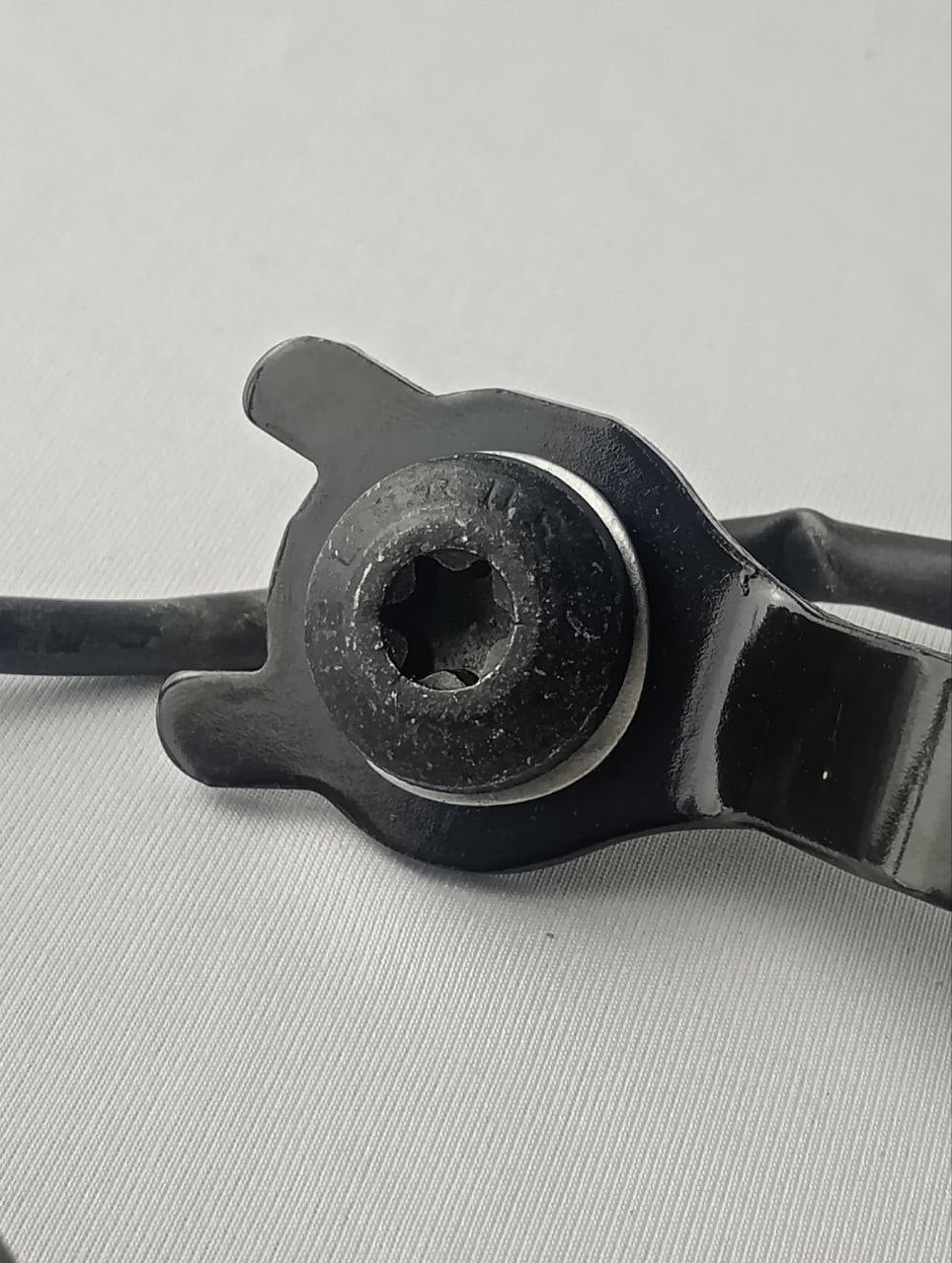 Engate Cinto Segurança Dianteiro Esquerdo Chevrolet Onix 2013/2019 Novo