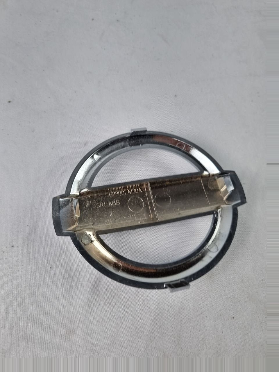 Emblema Diant Nissan Tiida Versa 2011/2017