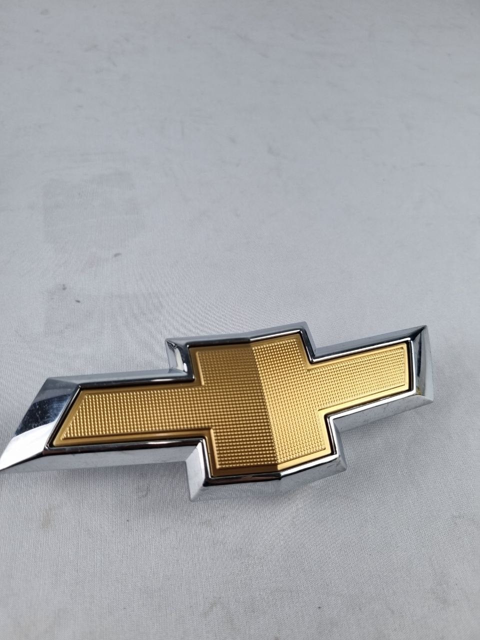 Emblema Gravata Diant Chevrolet Onix/Prisma/Spin/Cobalt/Cruze 2012/2019