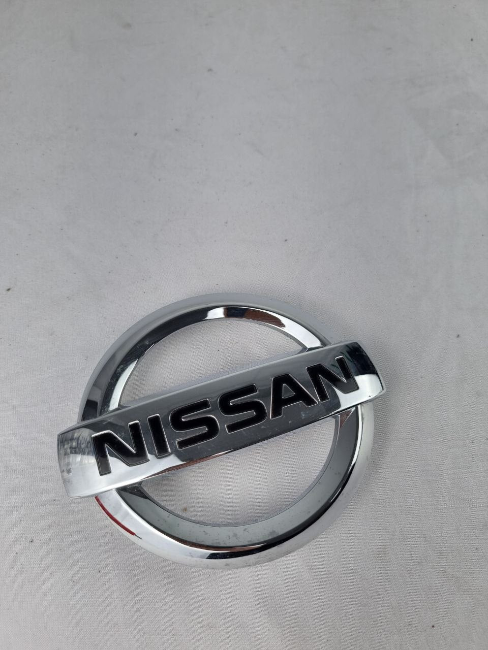 Emblema Diant Nissan Tiida Versa 2011/2017