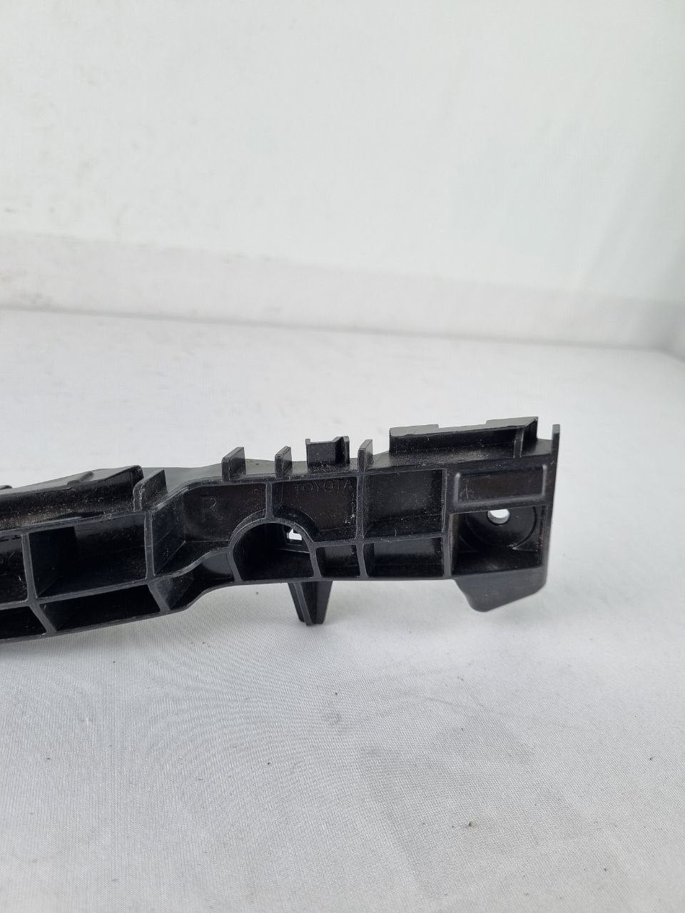 Suporte Guia Para-choque Diant Dir Toyota Hilux SW4 2012/2015