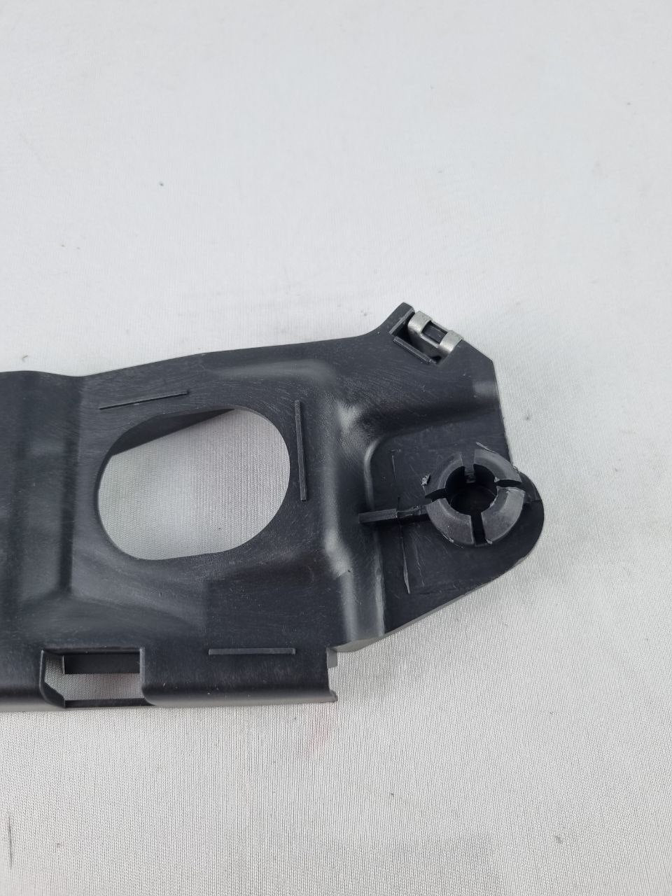 Guia Para-choque Diant Esq Chevrolet Corsa Montana 2002/2012