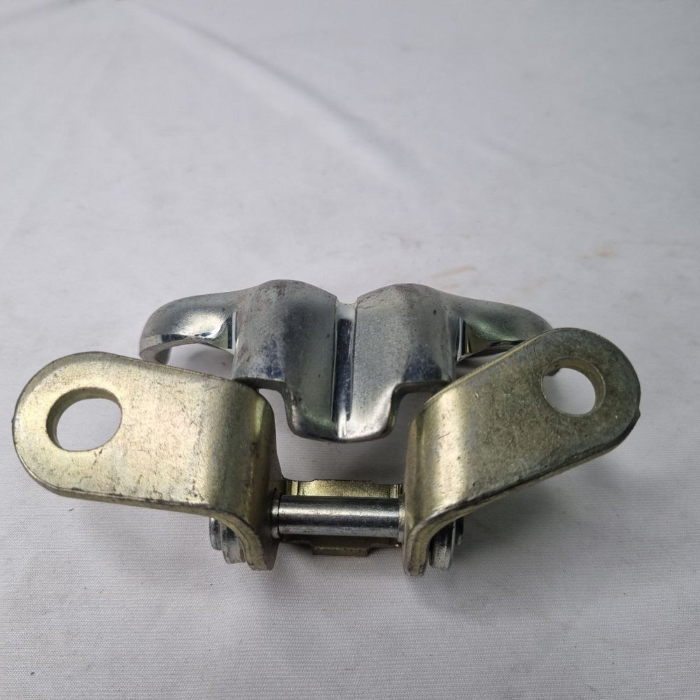 Dobradiça Inferior Porta Traseira Direita Chevrolet Cobalt 2012/2020 Usada
