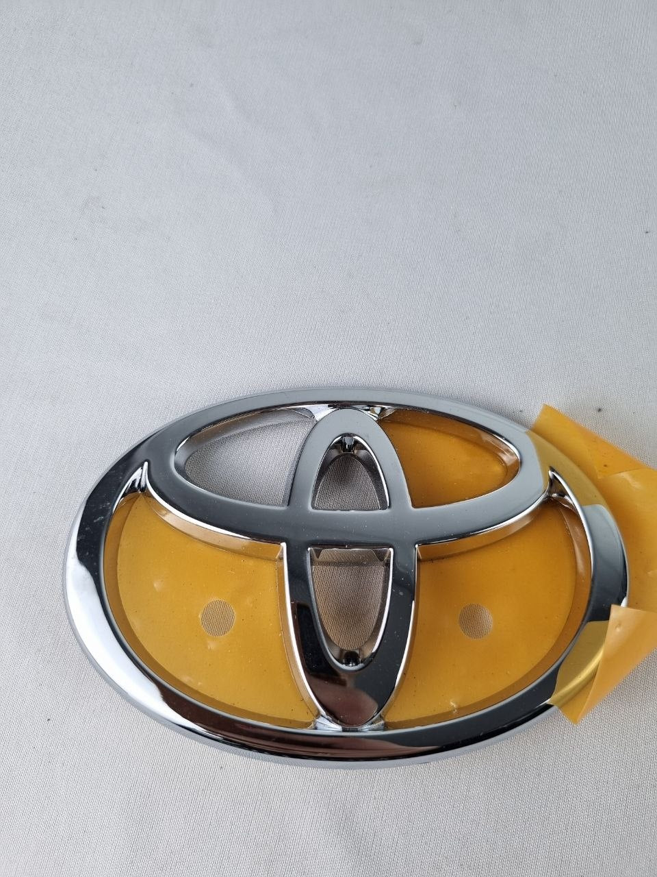 Emblema Diant Toyota Corolla/Camry/RAV4 2014/2023