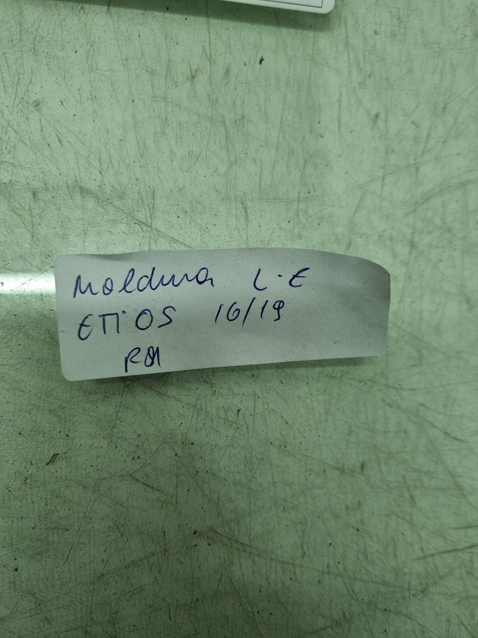 Moldura esquerda Toyota etios 2016/2019 usado