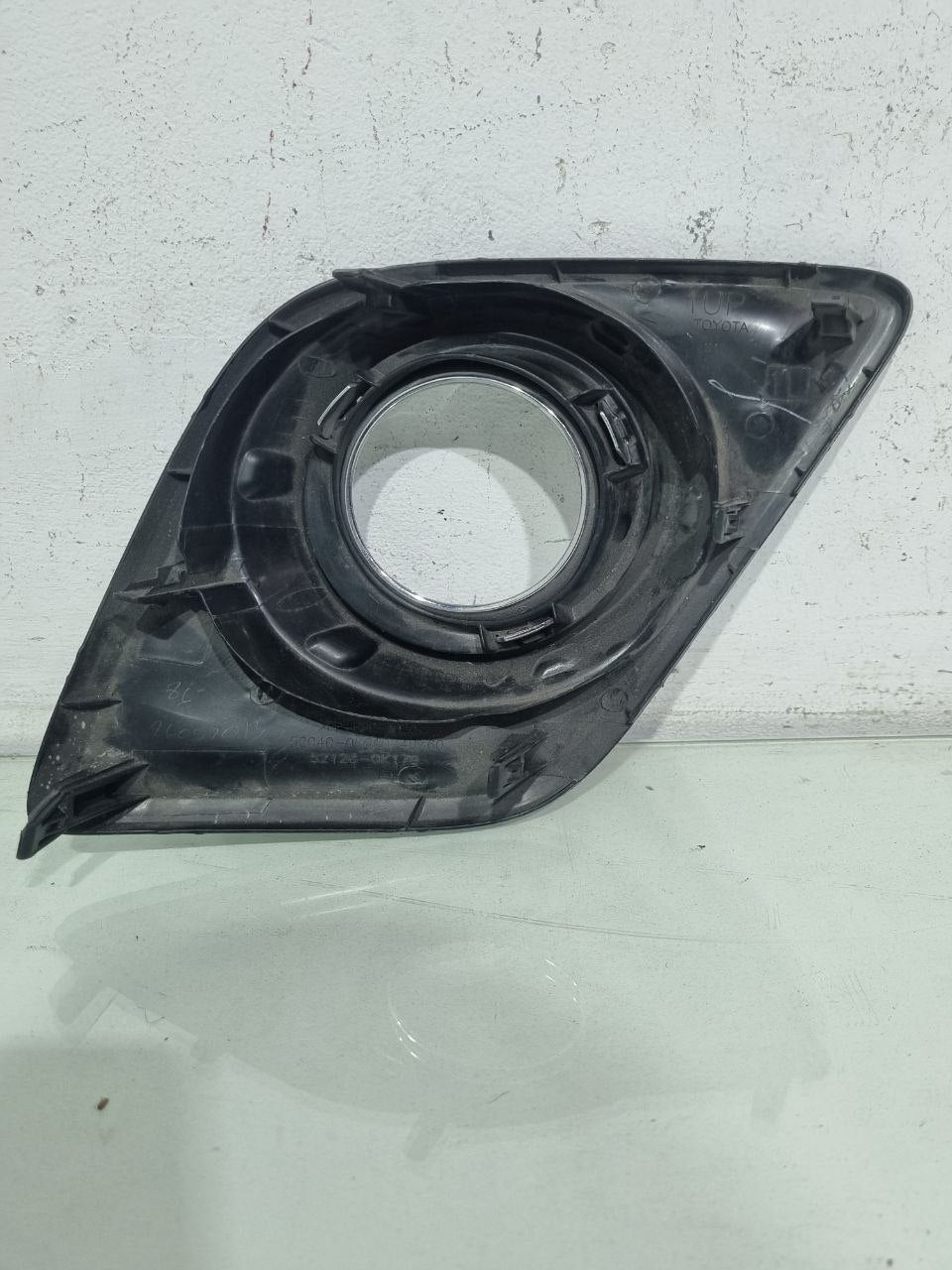 Moldura Farol de Milha Esquerda Toyota Hilux 2016/2019 Usado