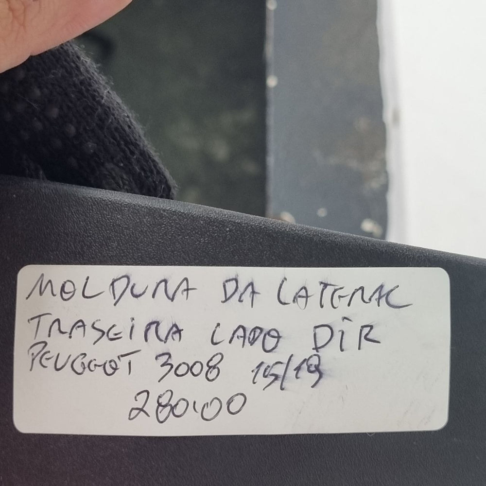 Moldura Passagem de Roda Traseira Direita Peugeot 3008 2015/2019 Usada