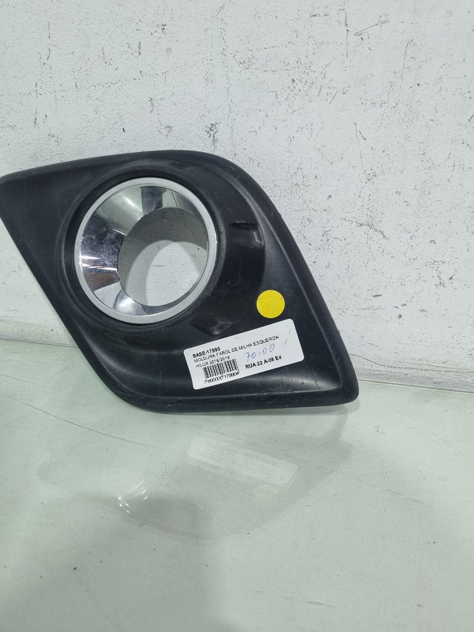 Moldura Farol de Milha Esquerda Toyota Hilux 2016/2019 Usado