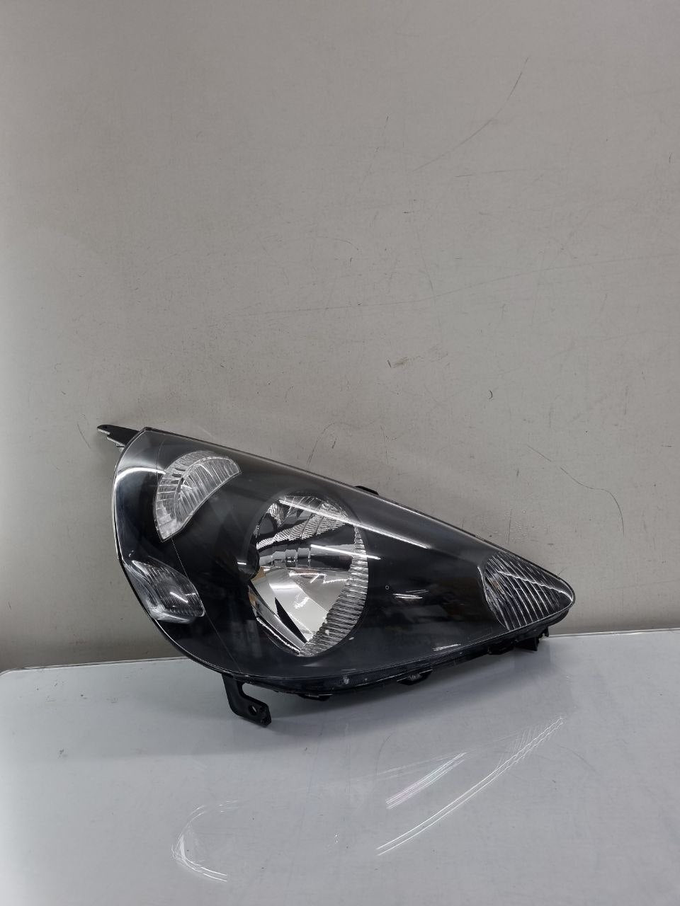 Farol Direito Fit 2003/2008 Masc Negra Original