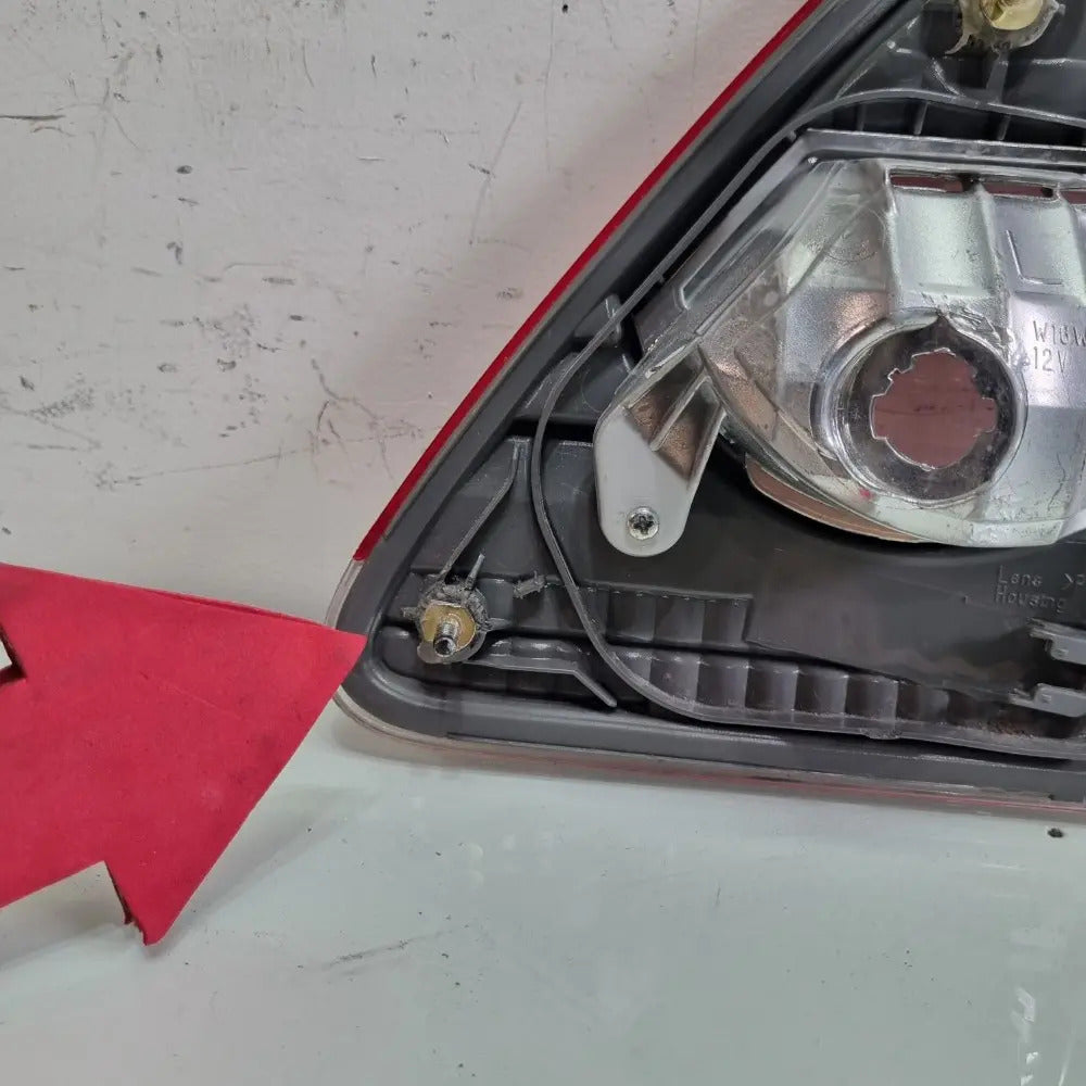 Lanterna Esquerda Da Tampa Traseira Toyota Corolla 2012/2014