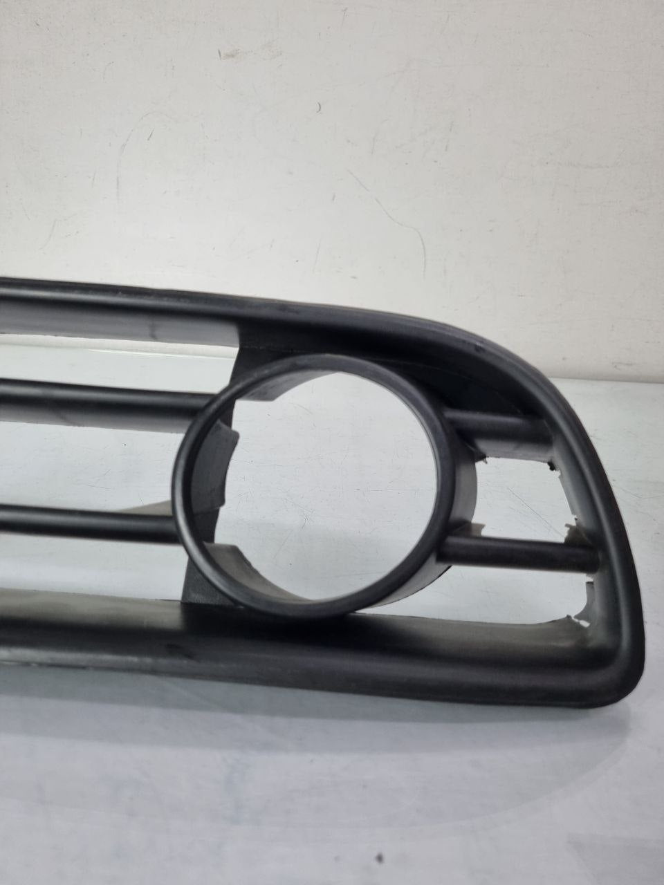 Moldura Farol de Milha Direita Volkswagen Polo 2003/2006 Nova
