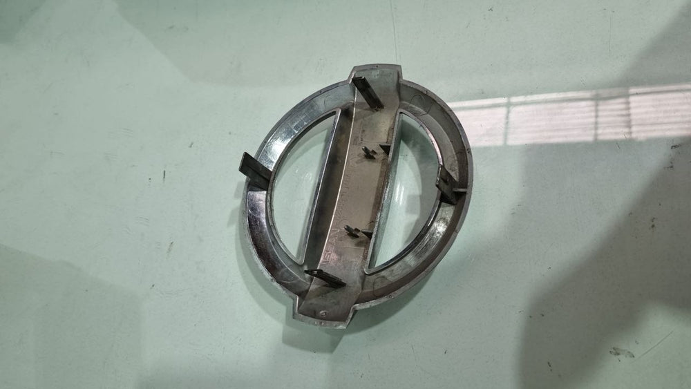 Emblema Grade Diant Nissan Versa 2011/2014