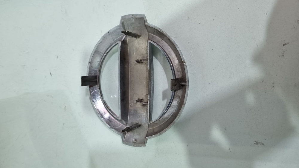 Emblema Grade Diant Nissan Versa 2011/2014