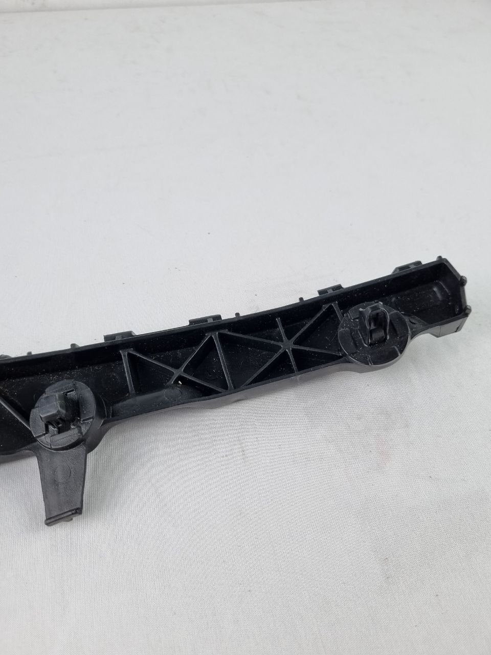 Suporte Guia Para-choque Tras Dir Toyota Hilux 2016/2023