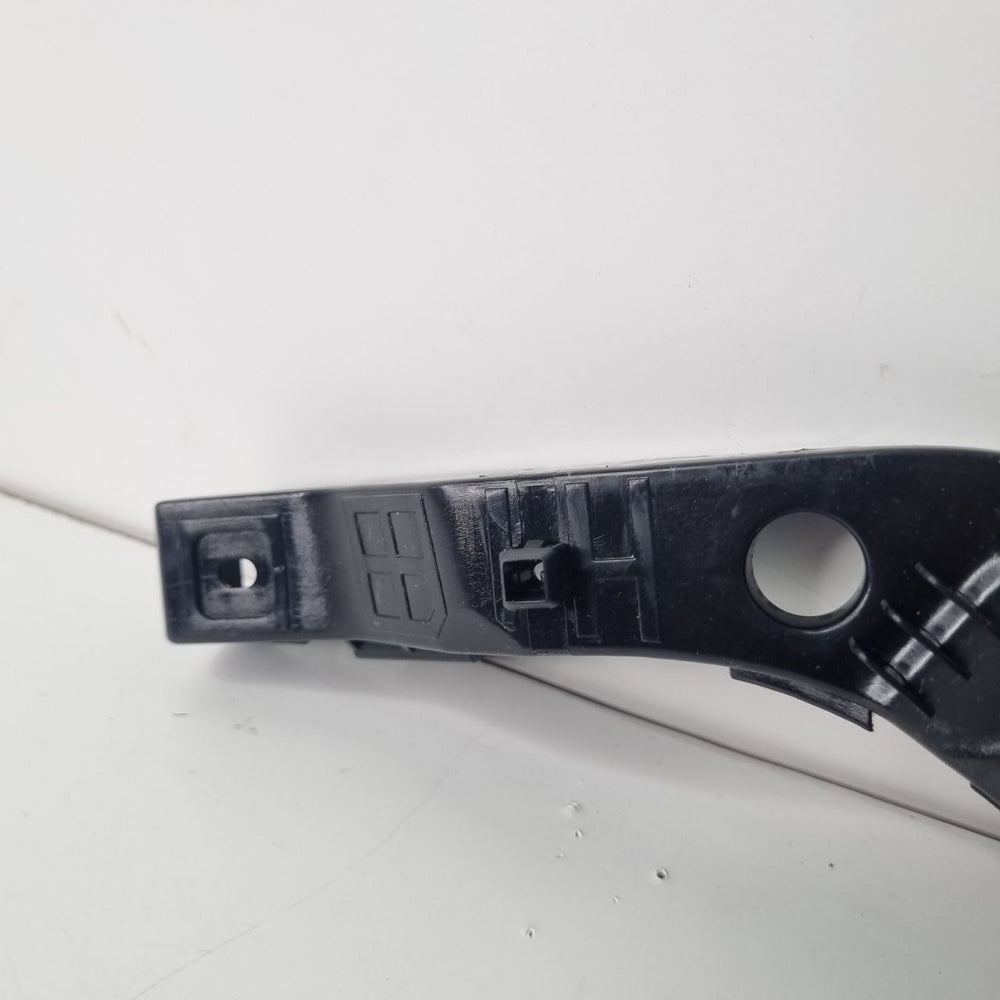 Suporte Guia Para-choque Dianteiro Direito Hyundai i30 2008/2012 Usado