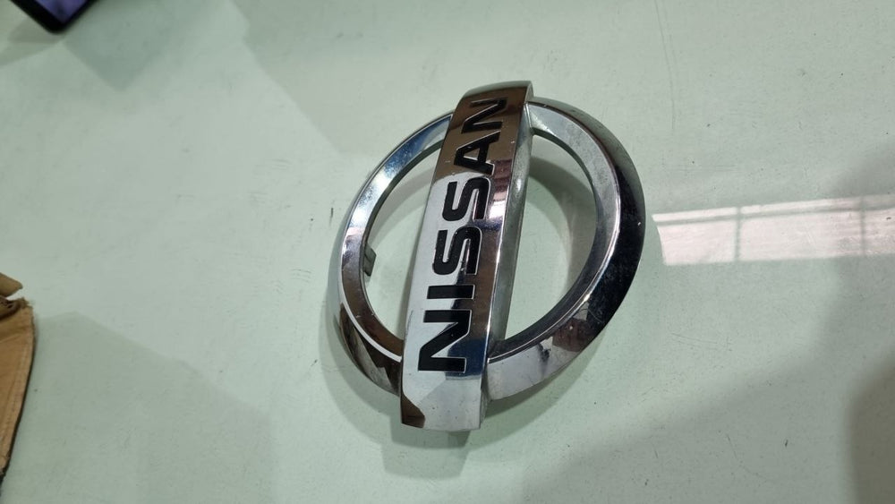 Emblema Grade Diant Nissan Versa 2011/2014