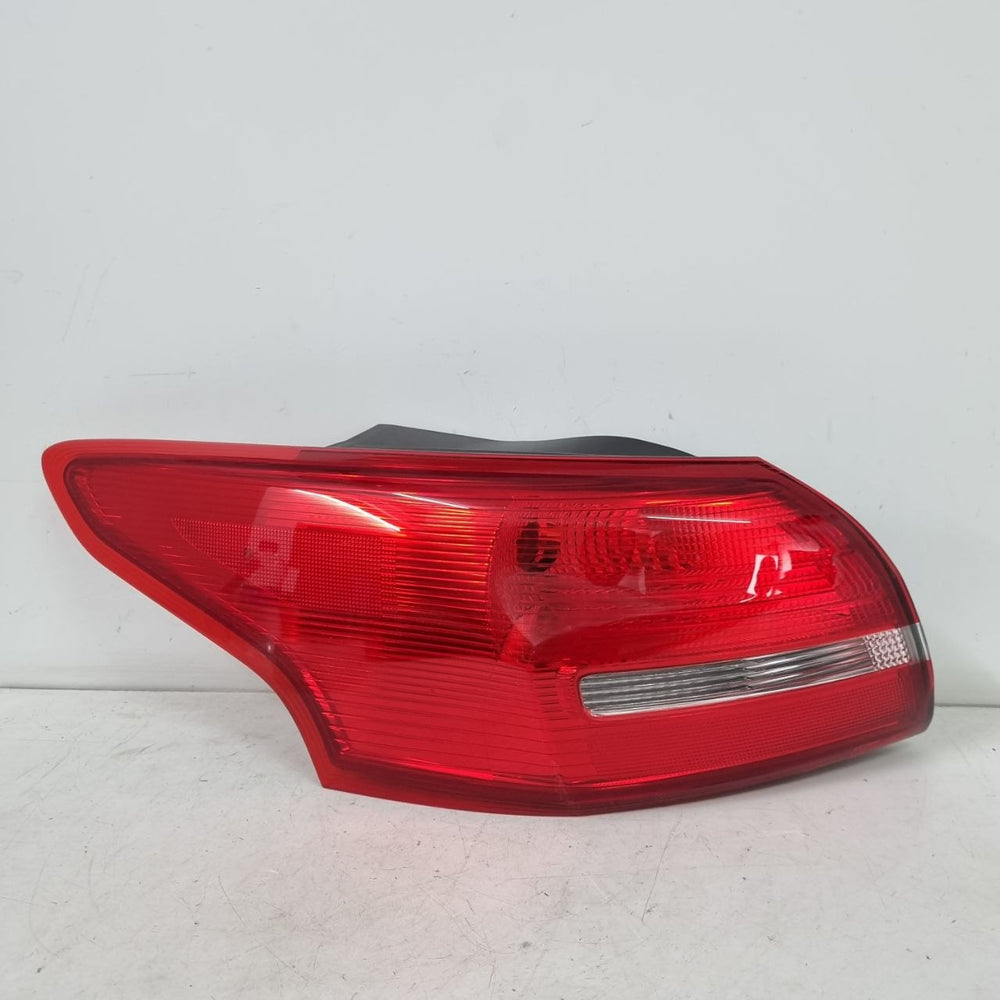 Lanterna Tras Esq Ford Focus Sedan 2016/2019