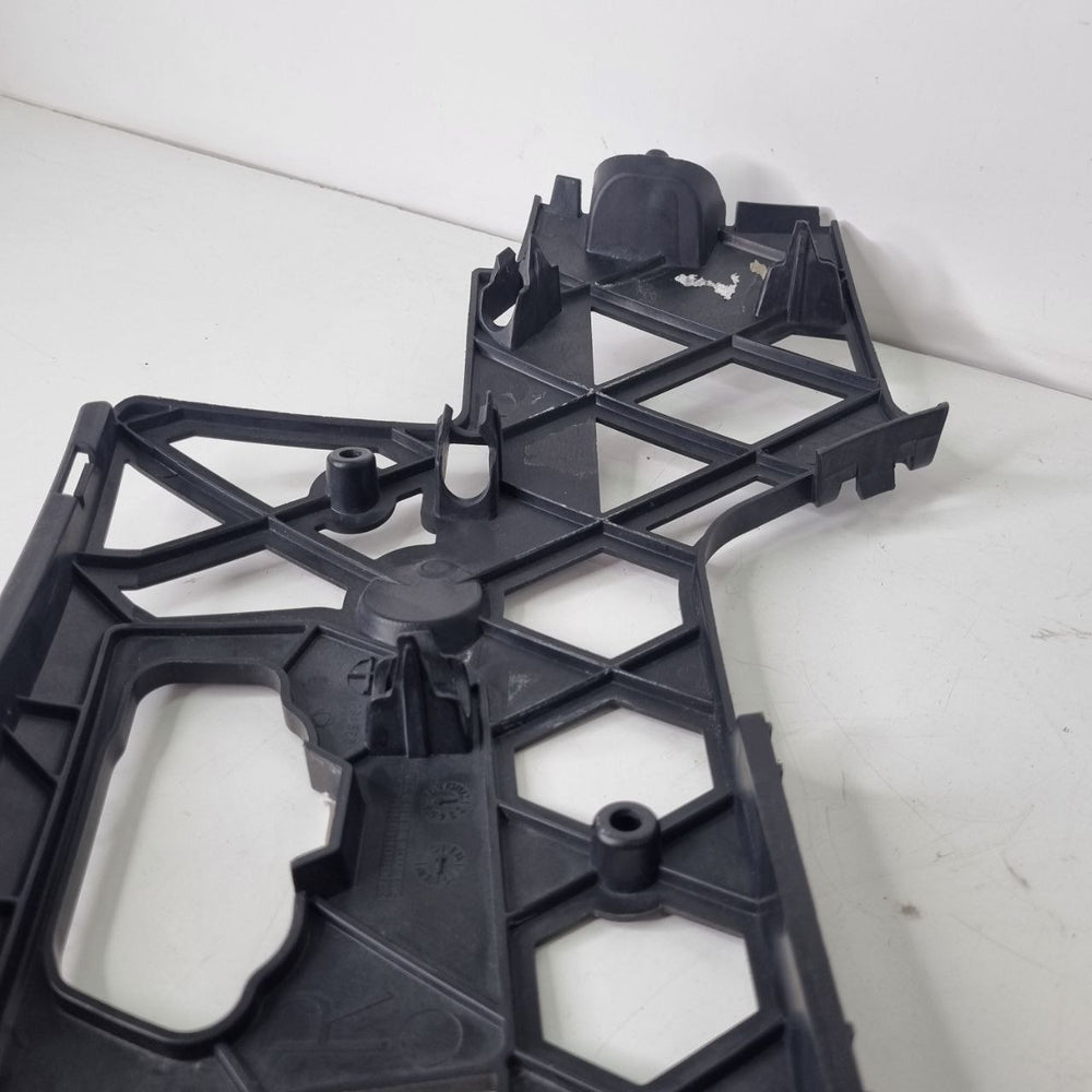 Guia de Parachoque Dianteiro Direito VW Passat 2011/2015 Usado