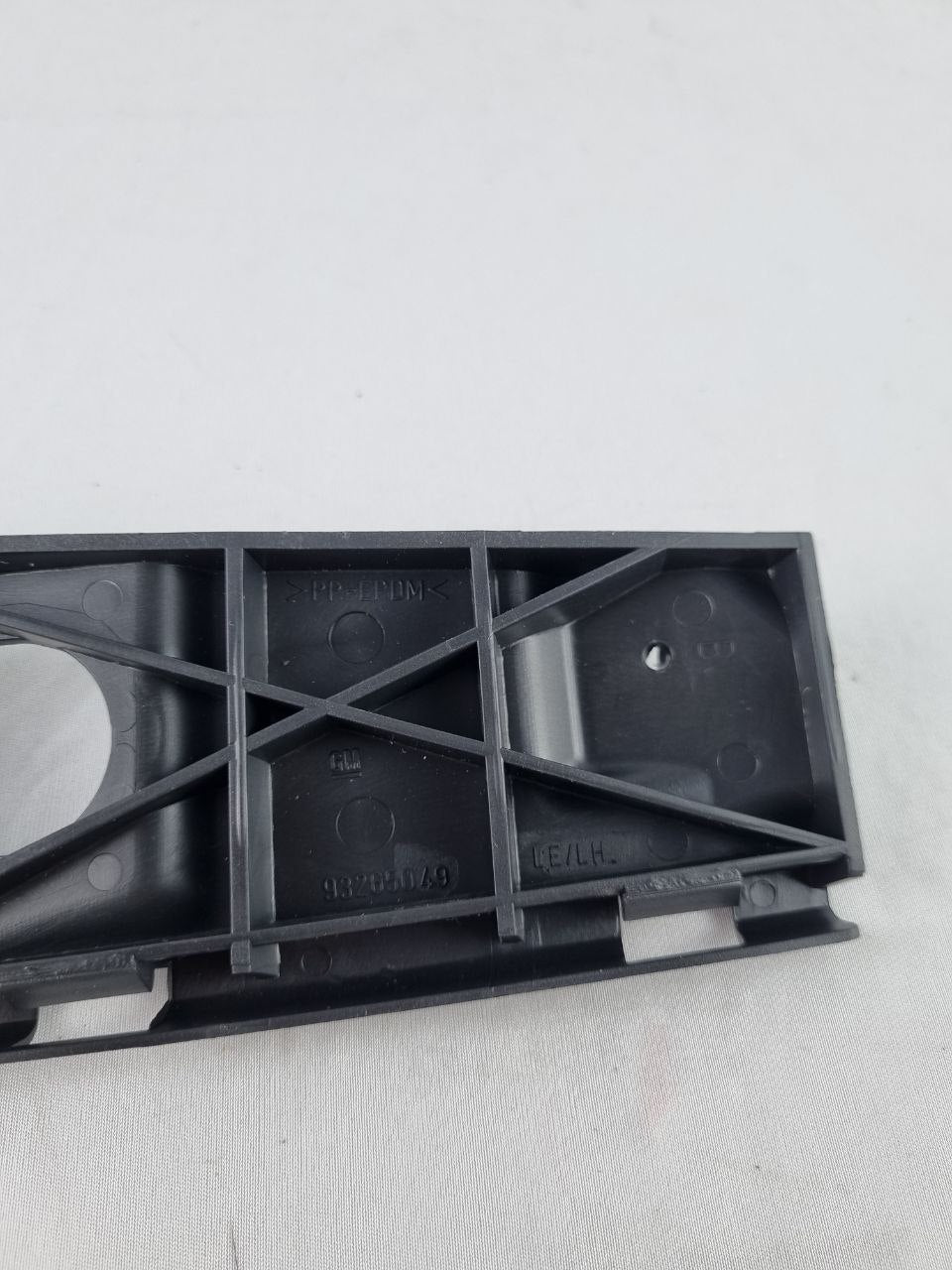 Guia Para-choque Diant Esq Chevrolet Corsa Montana 2002/2012