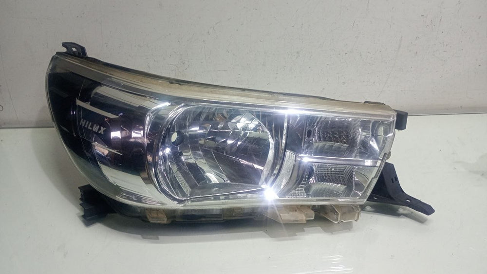 Farol lado direito hilux 2016 a 2019