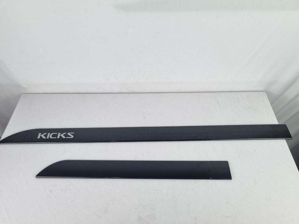 Friso Lateral Esq Nissan Kicks 2016/2024