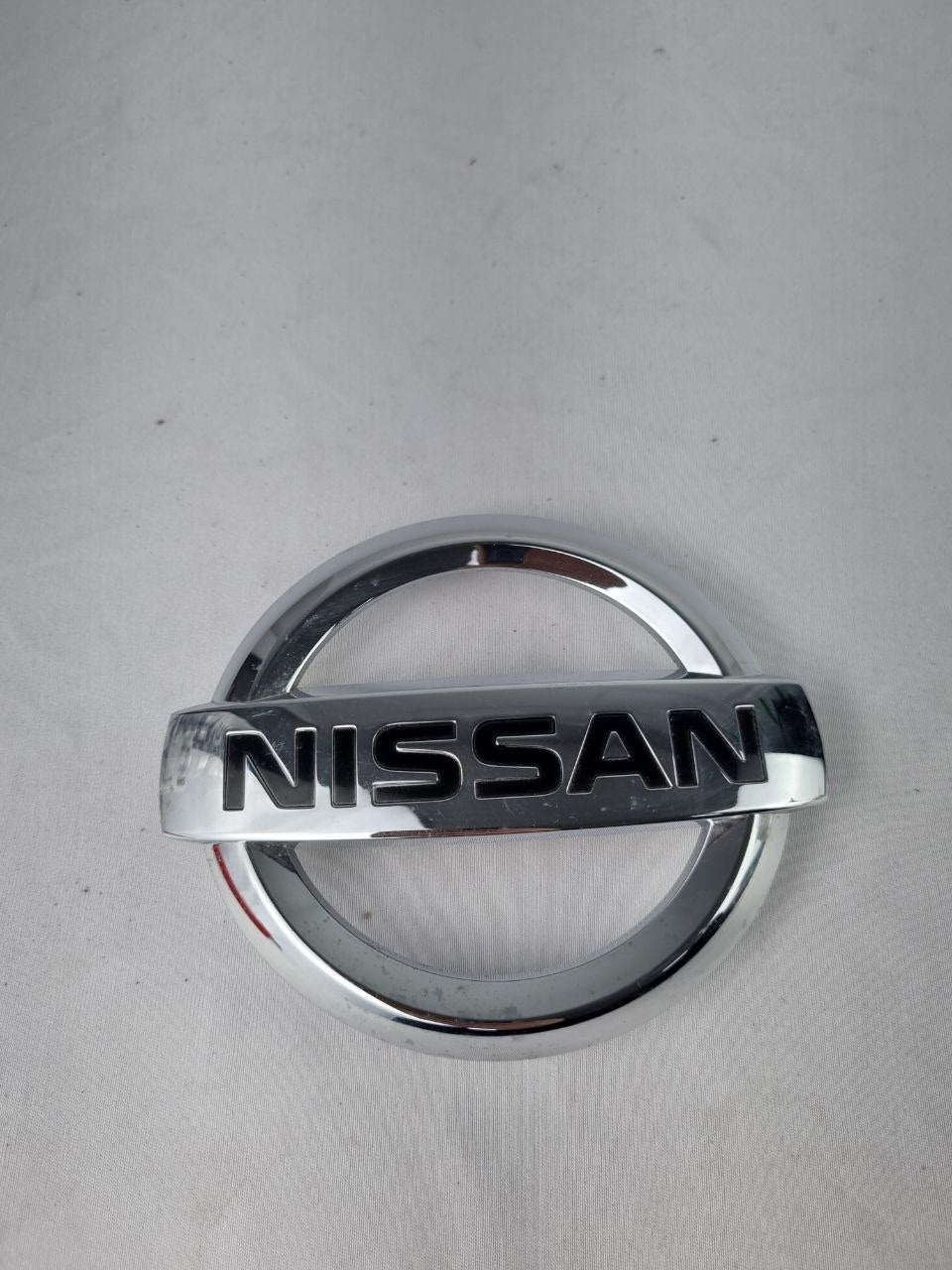 Emblema Diant Nissan Tiida Versa 2011/2017