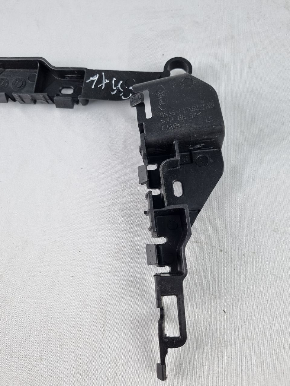 Guia Parachoque Tras Dir Ford Fiesta Sedan 2010/2014