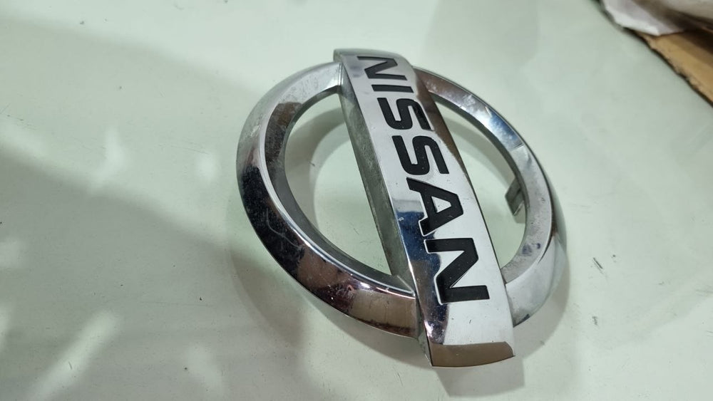 Emblema Grade Diant Nissan Versa 2011/2014