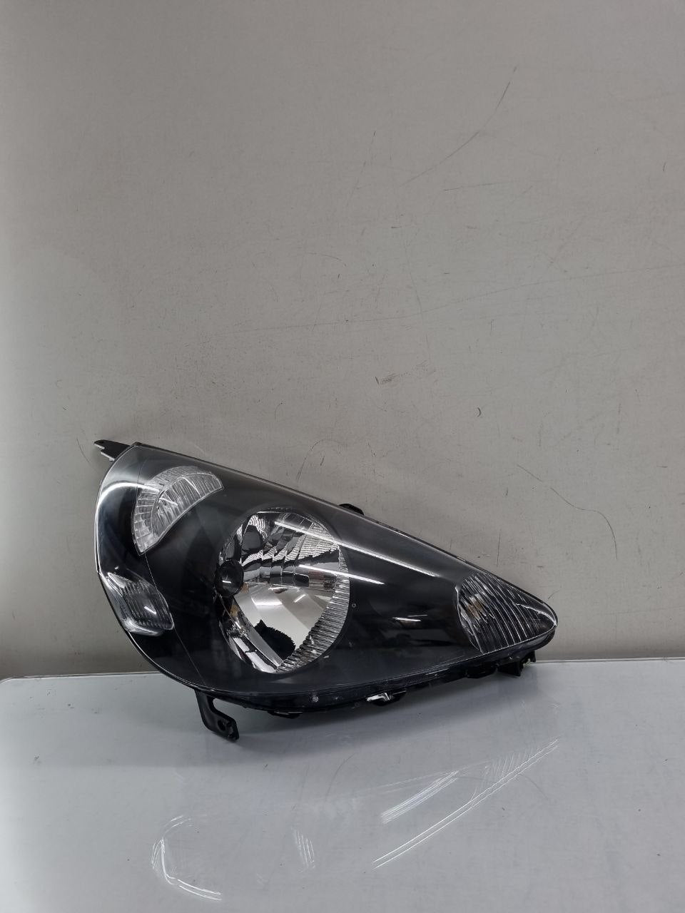Farol Direito Fit 2003/2008 Masc Negra Original