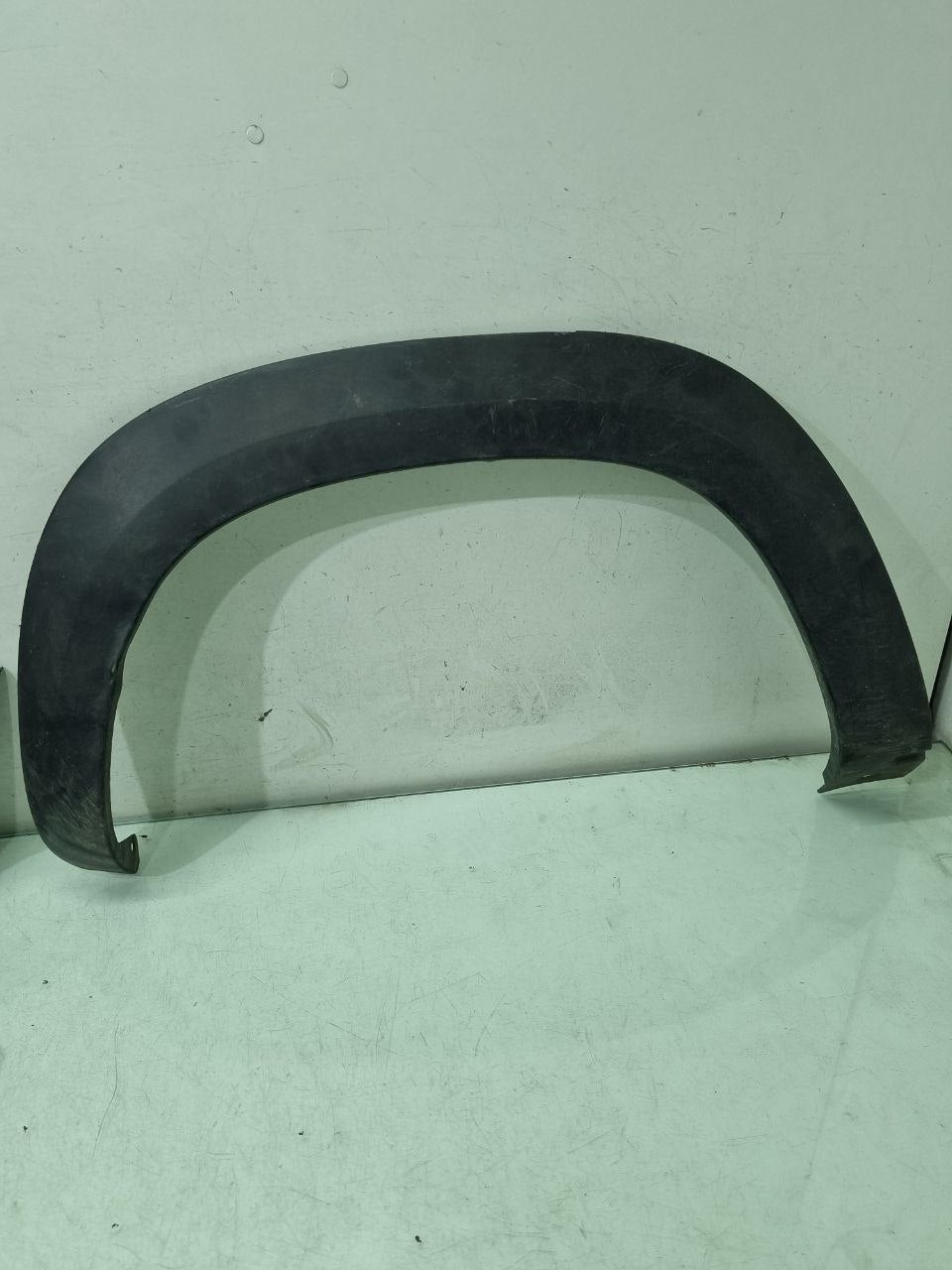 Moldura Passagem de Roda Traseira Esquerda Renault Kwid 2017/2024 Usado