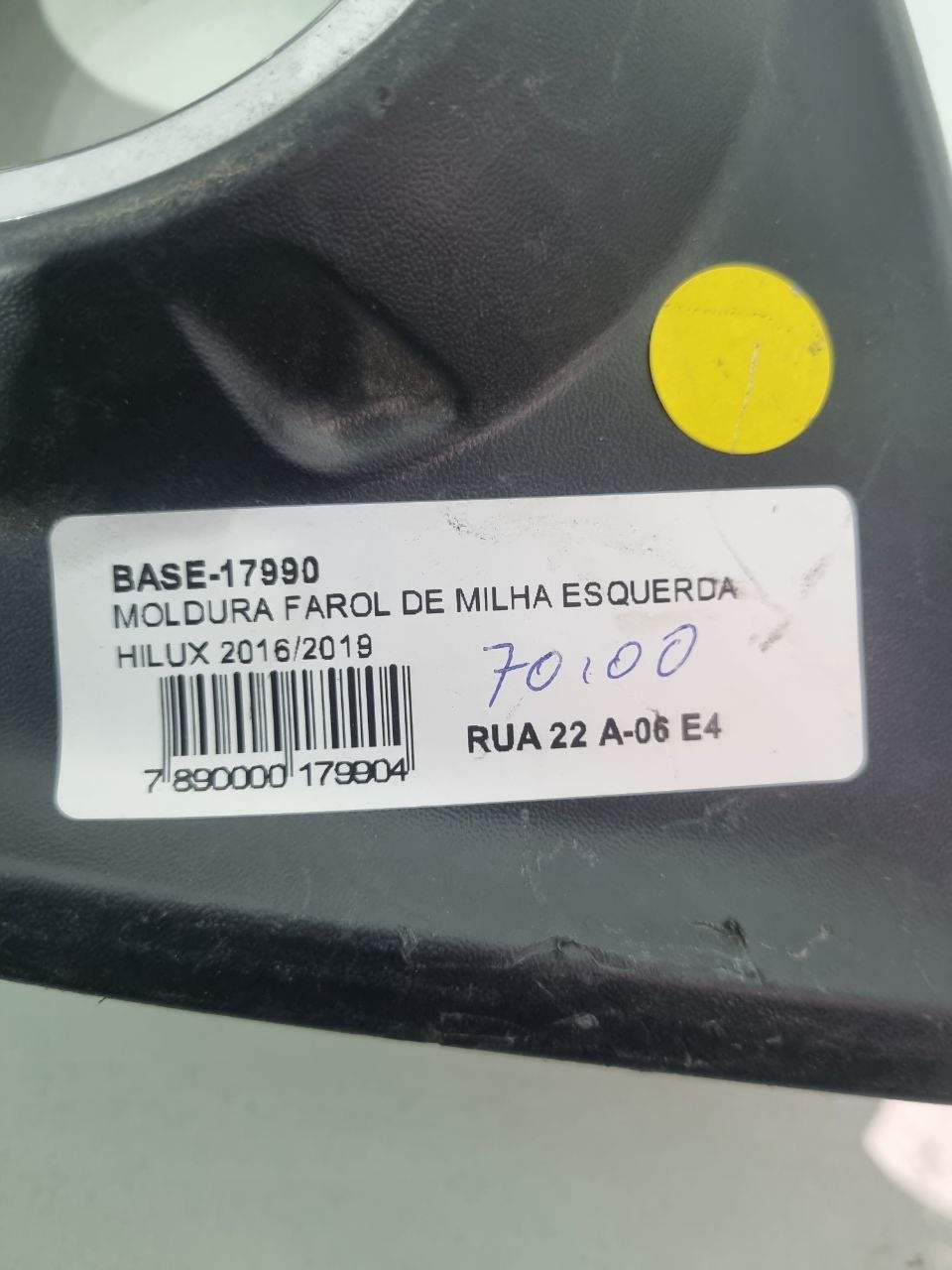 Moldura Farol de Milha Esquerda Toyota Hilux 2016/2019 Usado
