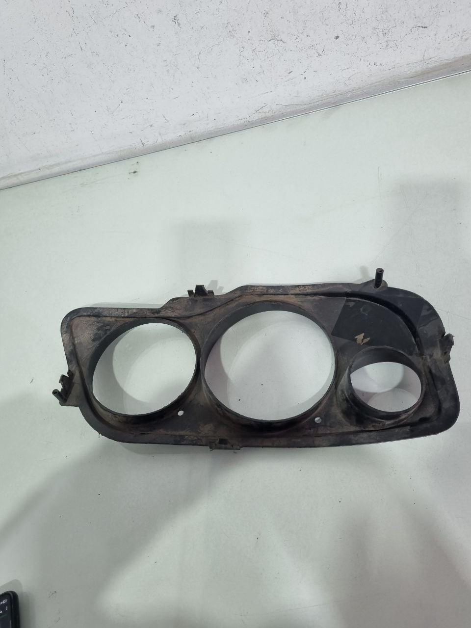 Moldura Farol Diant Esq Mercedes-Benz Atego 2013/2017